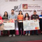 CONTINÚAN ALCALDE ISAAC MONTOYA Y ELIZABETH ROCHA CON LA ENTREGA DE TARJETAS DE LAS BECAS RITA CETINA