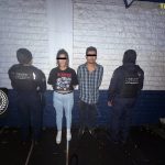 POLICÍA DE IZCALLI PONE A DISPOSICIÓN FEDERAL A DOS PERSONAS TRAS HABLARLES UN ARMA LARGA DE FUEGO Y ENVOLTORIOS PRESUNTAMENTE DE DROGAS