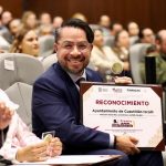 RECIBE CUAUTITLAN IZCALLI RECONOCIMIENTO POR LA REORGANIZACIÓN DEL GOBIERNO: ALCALDE DANIEL SERRANO RECIBE PREMIO IAPEM