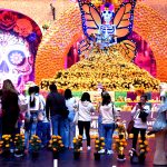 ENTRE CATRINAS Y MARIPOSAS MONARCA, OFRENDA MONUMENTAL DE DÍA DE MUERTOS EN PALACIO DE GOBIERNO DEL EDOMÉX CAUTIVA A CERCA DE MIL VISITANTES EN su PRIMER DÍA