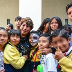 ENTRE ABRAZOS Y SONRISAS, GOBERNADORA DELFINA GÓMEZ RECIBE A NIÑAS Y NIÑOS EN LA OFRENDA MONUMENTAL DE PALACIO DE GOBIERNO DEL EDOMÉX